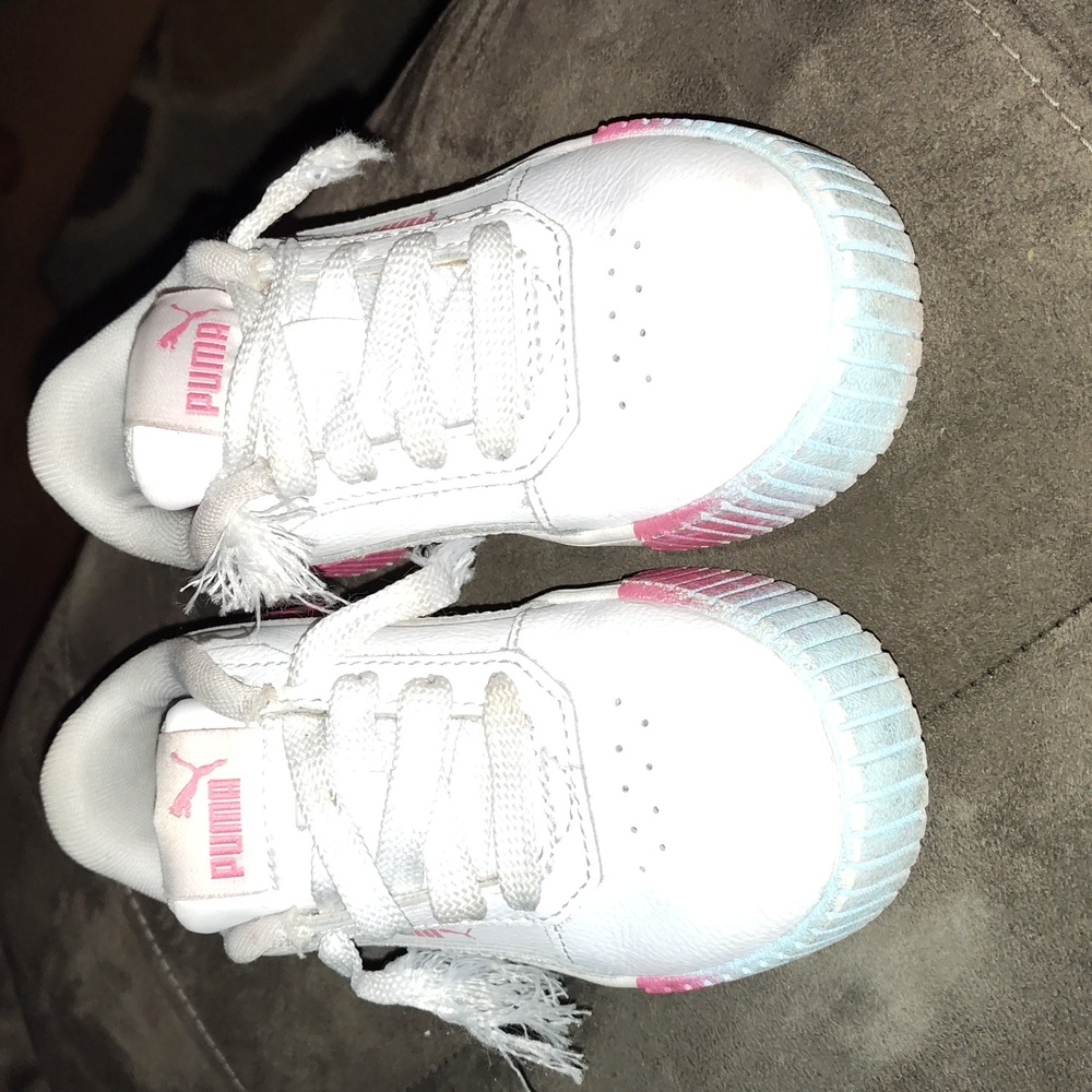 A pair of girls puma tennis shoes